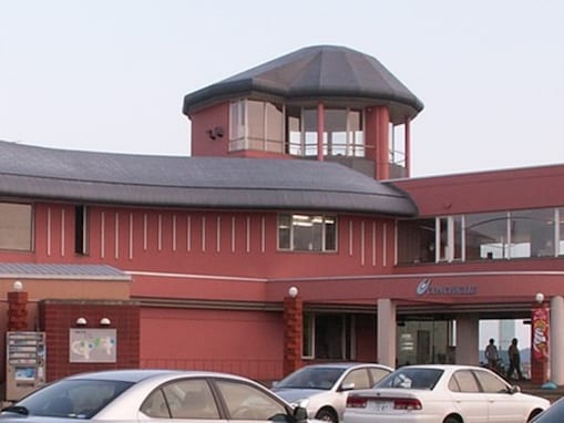 【北海道厚岸郡】屋内炭火焼き施設も！ 道の駅「厚岸グルメパーク」は牡蠣・絶景・ウイスキーが楽しめる憩いの場
