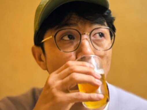 井ノ原快彦、イケメンな友達と地元飲み！ 「こんな普通に歩いてるのー？！」「シュウさんもイケオジ」