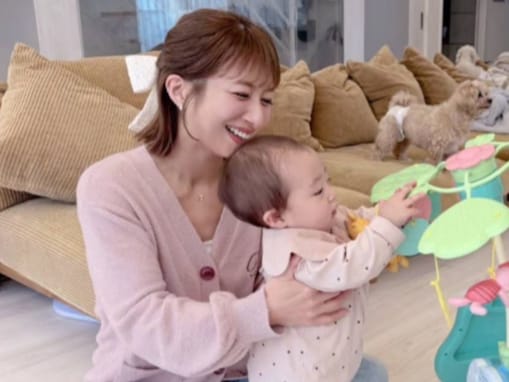 「もう動きたい欲がすごくて」辻希美、おもちゃで遊ぶ娘とのツーショット公開「ごきげんで遊んでくれてる」