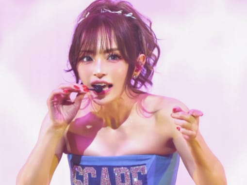 「若返ってない？！」浜崎あゆみ、美デコルテ際立つライブショット公開！ 「レベチで可愛いんだが！」