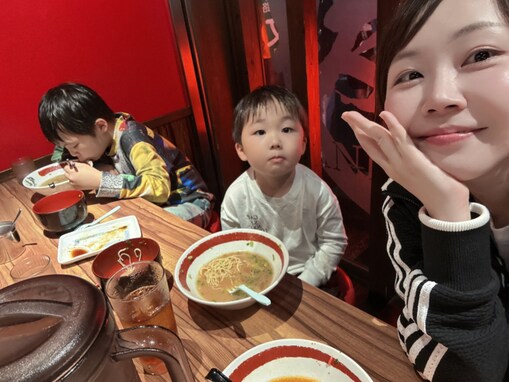 あやなん、息子たちとラーメン食べる姿を披露「色々あったけど子供が元気なら別になんでもいいなと思える」
