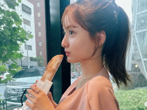「横顔人間国宝！」谷まりあ、“パン休憩”姿に「やばぁ　ビジュ良すぎて滅」「横顔の完成度高さ」反響