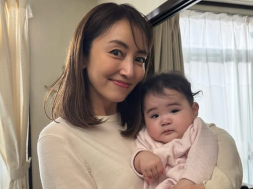 「亜季子さん似かな」矢田亜希子、赤ちゃん抱く姿を公開！ 「ママの顔になってるよー」「違和感ない」