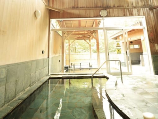 【埼玉県の人気日帰り温泉】「都幾の湯【天然本薬草湯】」は三波渓谷の古民家で楽しむ天然温泉施設。とろりとしたお湯と里山の景色でリラックス