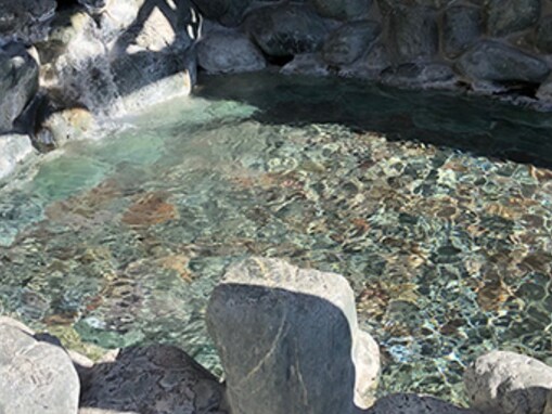 【山梨県の人気日帰り温泉】「大菩薩の湯」は世界最高級の高アルカリ性温泉が自慢の施設。肌がぬるぬるするソフトなお湯でリラックス