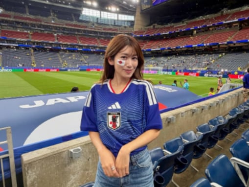 「めっちゃいい席」中川安奈、W杯観戦で美脚を披露！ 「めっちゃくちゃ可愛い」「とてもお似合い」