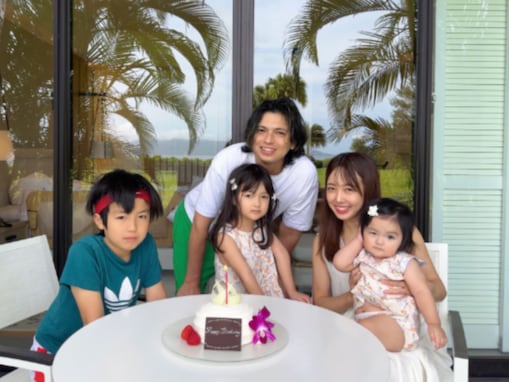 「早いですね…」川崎希、第3子の“1才記念”家族旅行ショット公開！ 「お兄ちゃんはお疲れかな？」