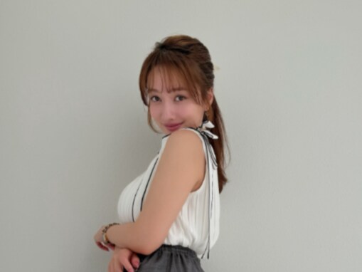 「やばいくらい可愛い」谷まりあ、美脚際立つ“おでかけ”コーデに反響！ 「背中が魅力的過ぎる」