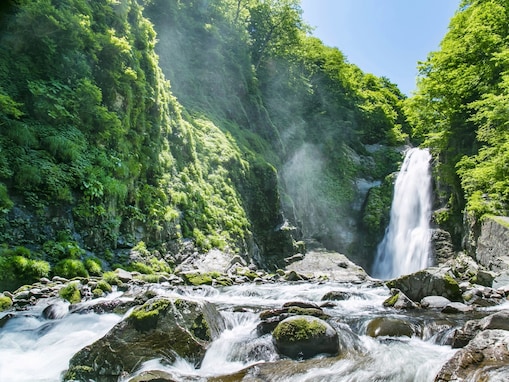 【宮城県】夏の避暑にも最適！ すべて入場無料、新緑に映える絶景の滝3選【2026年7月】