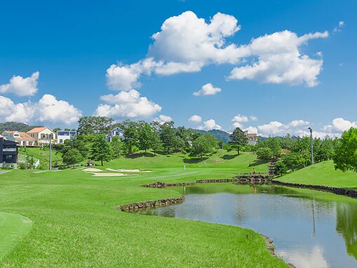 天然炭酸イオン温泉が自慢の名門コースも！トーナメント仕様の丘陵コースから50万坪の大自然リゾートまで…温泉も満喫できる「人気ゴルフ場」3選【兵庫県】
