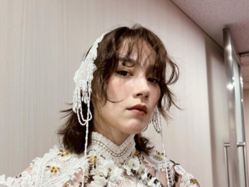 「圧倒的な存在感だ」のん、美太もも際立つ大胆衣装に反響「マイケルジャクソンみたい」「やっと本格的に」