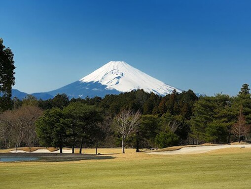 源泉掛け流し温泉が魅力のゴルフ場も！霊峰富士を望む名門コースから富士山と駿河湾の絶景コースまで…温泉も楽しめる「人気ゴルフ場」3選【静岡県】