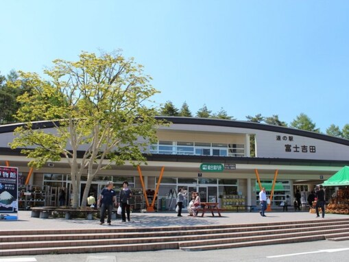 【山梨県】富士山の湧き水が汲み放題の施設も！ うどん・果物・そばが楽しめる一度は行きたい道の駅3選