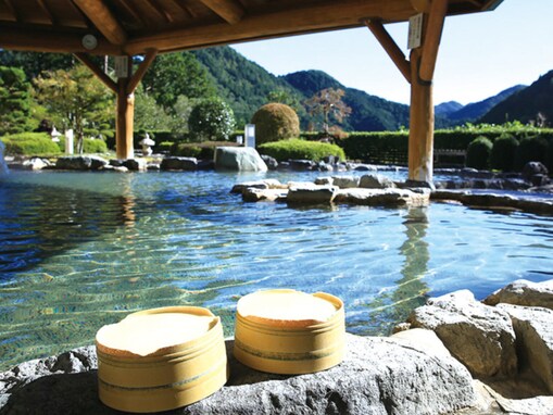 【岐阜県の人気日帰り温泉】「上之保温泉ほほえみの湯」は2種類のお風呂を週替りで楽しめる施設。蛍石の湯に導入されたテントサウナでリラックス