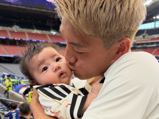 「え、子供いたのー！」堂安律、我が子？ を抱きしめる姿に反響「目のあたりが律くんに似てる」「初お披露目」