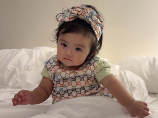 「1歳児でGUCCIが似合うだなんて」川崎希のイケメン夫、娘のGUCCIコーデに反響！ 「流石」「たまらん」