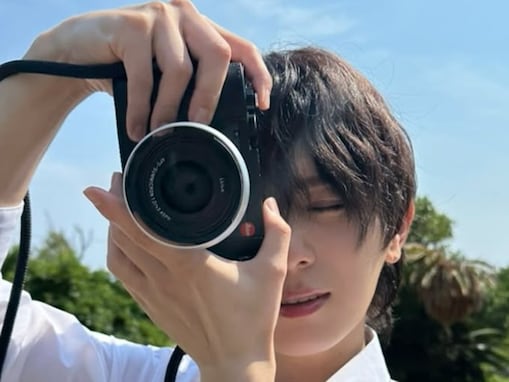 「直視できない」山田涼介、主演ドラマの撮影オフショットを公開！ 「黒髪シャツ刺さる」「何しても絵になる」