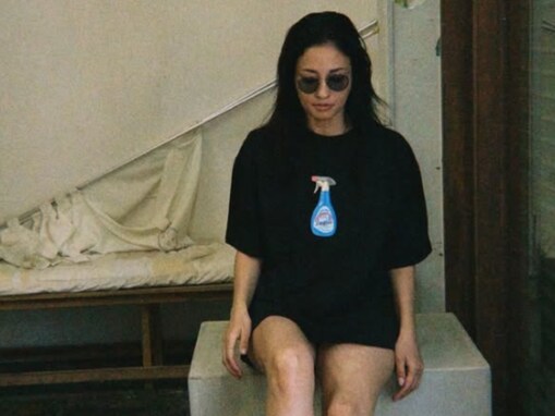 「そのTシャツ、ヤバいね」黒木メイサ、プライベート？ ショット公開！ 超ミニ丈から美脚も披露「カッケー」