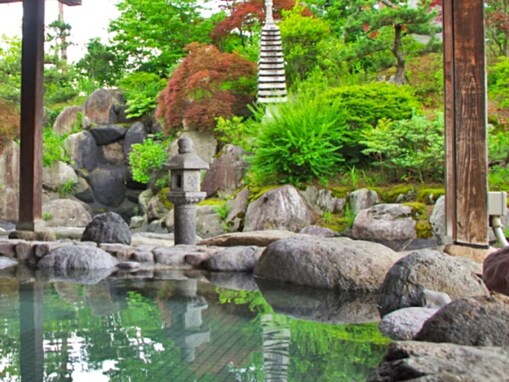 【新潟県の人気日帰り温泉】「百花の里 城山温泉」は歴史ある城山の麓に佇む日帰り温泉施設。肌に優しい“とろみの湯”でリラックス