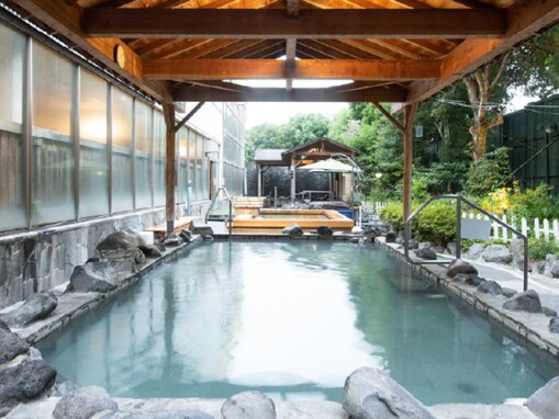 【静岡県の人気日帰り温泉】「富嶽温泉 花の湯」は大小多種多様な湯船で湯巡りを楽しめる施設。開放的な大露天風呂や多彩なサウナでリラックス