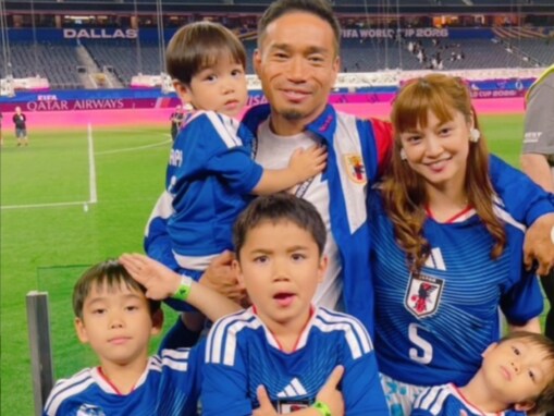 W杯を終えた長友佑都、息子4人＆妻・平愛梨との家族ショット公開「こんなかっこいいパパおらん！！」