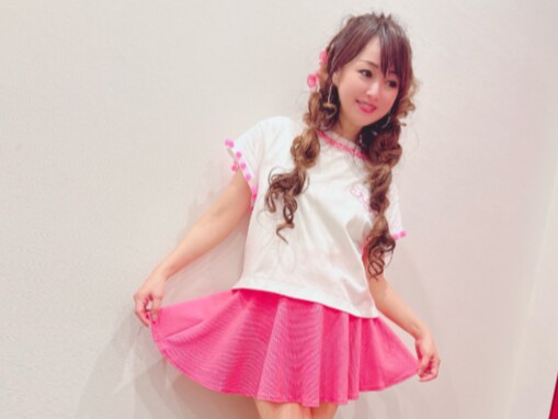 「永遠のアイドル」渡辺美奈代、56歳の美脚が際立つ衣装ショット公開！ 「気持ちはまだまだ18歳！」