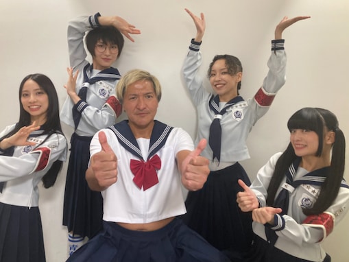 「1人だけヘソ出し」スリムクラブ真栄田、人気女性グループとの写真に反響！ 「あんま違和感がない」