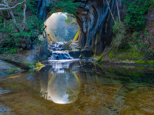 【千葉県】絶景の滝3選。“ハート形洞窟”に、秘境の雌雄の滝、花嫁街道の深緑の滝も【2026年7月】