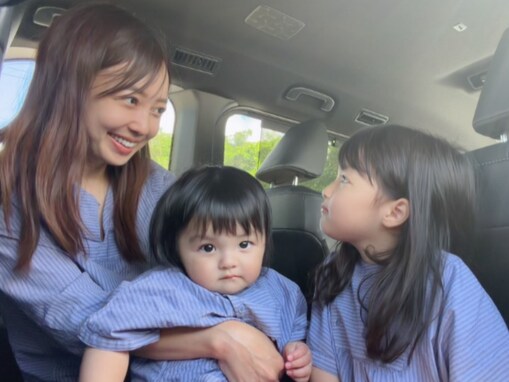 「改めてママ可愛いな」アレクサンダー、美人妻＆娘2人のスリーショット公開「かわいい三姉妹みたい」