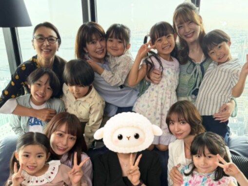 「微笑みの裏が怖い」篠田麻里子、“先生と子供達と”大集合ショット公開「お顔が小さい」「美しい女神様」