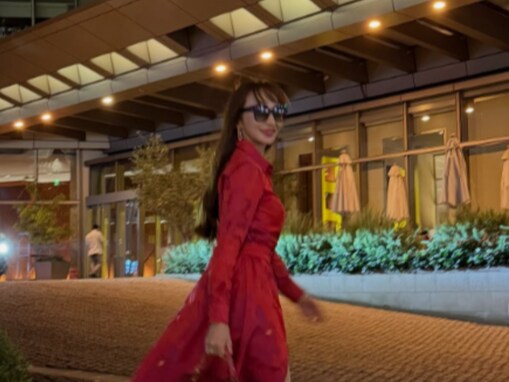 神田うの、全身赤コーデで“夜のお出掛け”！ 大胆スリットから美脚を披露「夜のけやき坂も久々でした」