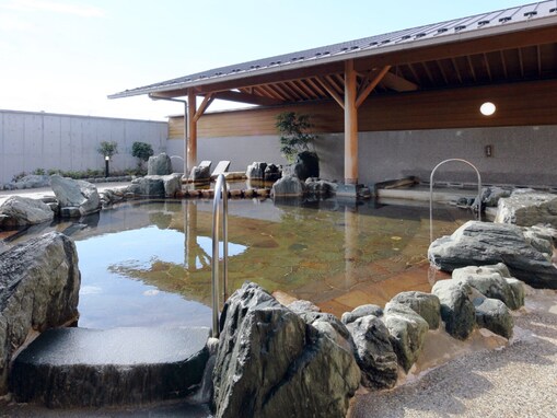 【群馬県の人気スーパー銭湯】「湯の道利久」は古代地層から湧出する温泉や充実のサウナ・岩盤浴を楽しめる施設