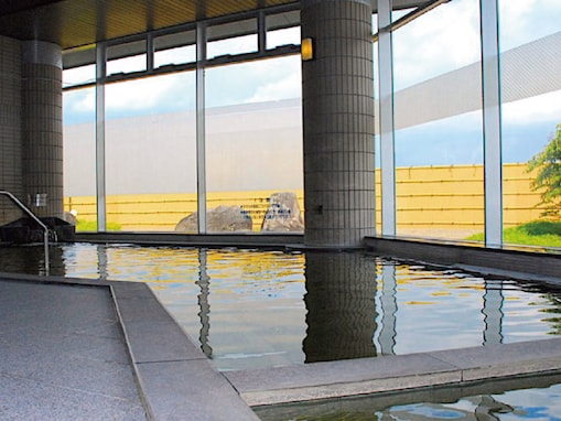 【山形県の人気日帰り温泉】「べに花温泉 ひなの湯」は豊かな源泉と充実した設備が魅力の施設。名物のあったまり温泉でリラックス