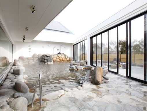 【群馬県の人気スーパー銭湯】「リバートピア吉岡」は利根川河畔の豊かな自然に囲まれた日帰り温泉施設。大露天風呂や源泉「船尾の湯」でリラックス