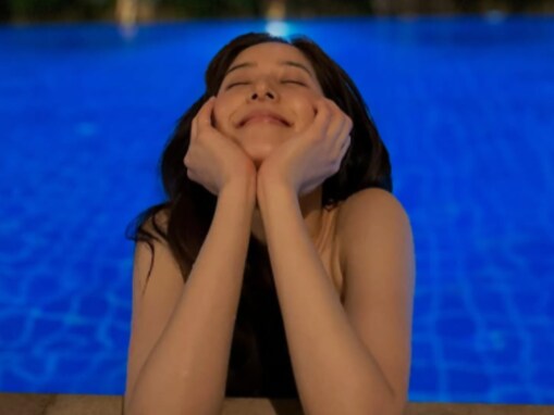 「奥さんなんて信じられん」新木優子、タイでの夜プールショットに反響「マーメイドやん」「美し過ぎる」