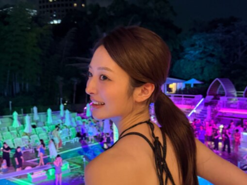 「爆裂に可愛い！」ミス東大・神谷明采、ナイトプールへ！ 「見事なプロポーション」「バブルみたいな世界」