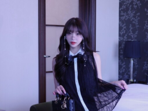 人気YouTuber・Rちゃん、長過ぎる美脚が際立つ姿を披露！ 帝国ホテルでの豪華撮影「今までありがとう」