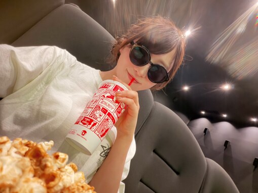 「映画館貸し切ってお忍びでって感じ」AKB48メンバー、プライベートショットに反響「魅惑的であやしい」