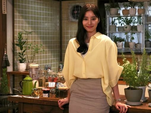 「バランスが！ すごい」新木優子、ドラマ撮影オフショットを披露！ 「生脚可愛い」「楽しみすぎる！！」