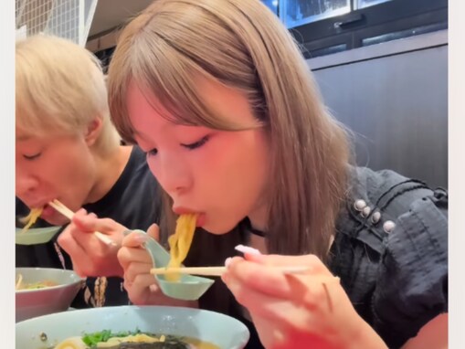 「子供いてこんな可愛い夫婦いるか」美人モデル、YouTuber夫とラーメン山岡家へ！ 「飯テロ過ぎる」