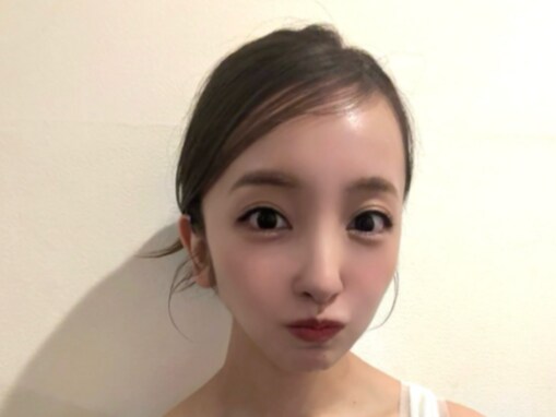 「いや、急にどしたん？」板野友美、美デコルテ際立つ色っぽ姿を披露「ヤバすぎる」「あざといかわいい」