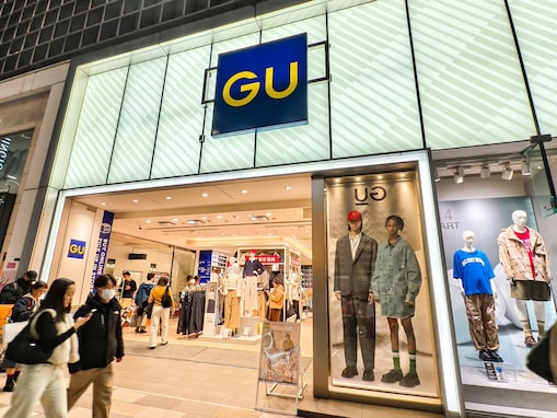 「全色買います」「黒が欲しいです…」GUの“3Dバレルジーンズ”がこなれ感抜群。立体シルエットで脚長見え