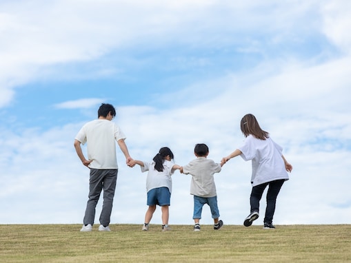 家族で過ごせる夏休みはあと何回？ 小学生家庭の8割が選んだ「今やっておきたい体験」