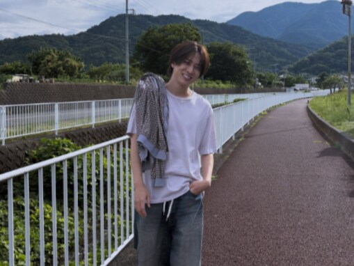 「高身長イケメン素晴らしい」寺西拓人、オフショットにファン歓喜「あの……全ショットかっこよくて天才」