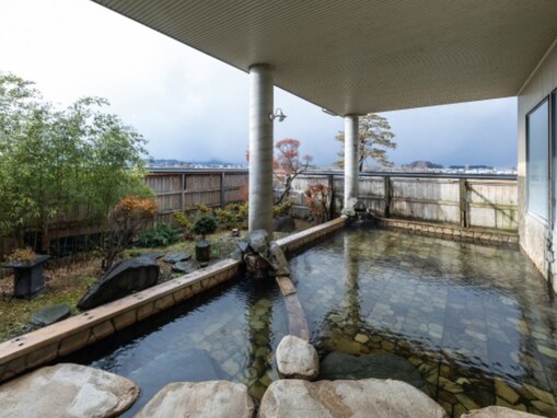 【青森県の人気日帰り温泉】「やすらぎ温泉」は肌に優しいお湯と充実のサウナ・岩盤浴が魅力の施設。源泉掛け流しの湯でリラックス