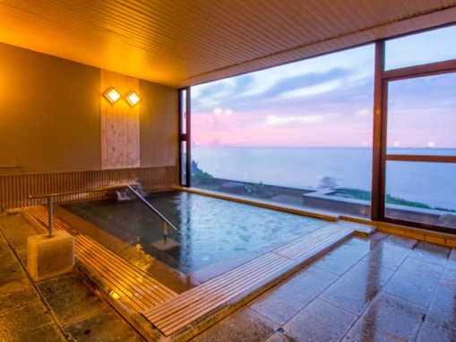 【石川県の人気日帰り温泉】「ねぶた温泉 海游 能登の庄」は日本有数の高質天然アルカリ性泉質を誇る施設。つるつるの「ねぶたの湯」でリラックス