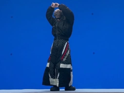 「すごい吊るされてる」平野紫耀、MVオフショットに反響！ 「結構高いのに」「吊られていても体幹がすごい」