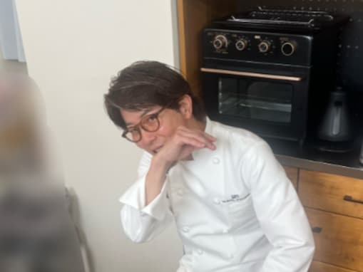 「衝撃です」川越シェフ、キッチンで驚きの姿を公開「ああ〜いけません！！」「おダサい…(笑)」
