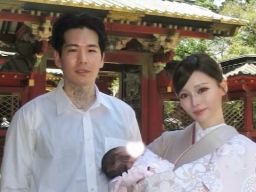 「わー！！貴重な写真」人気モデル、1歳娘＆イケメン夫との家族ショット公開「可愛すぎやろ」「感動」