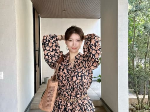 「こんな美人なの…！」49歳人気小説家、「まさかのミニ」から美脚を披露！ 「49でミニスカ凄い」
